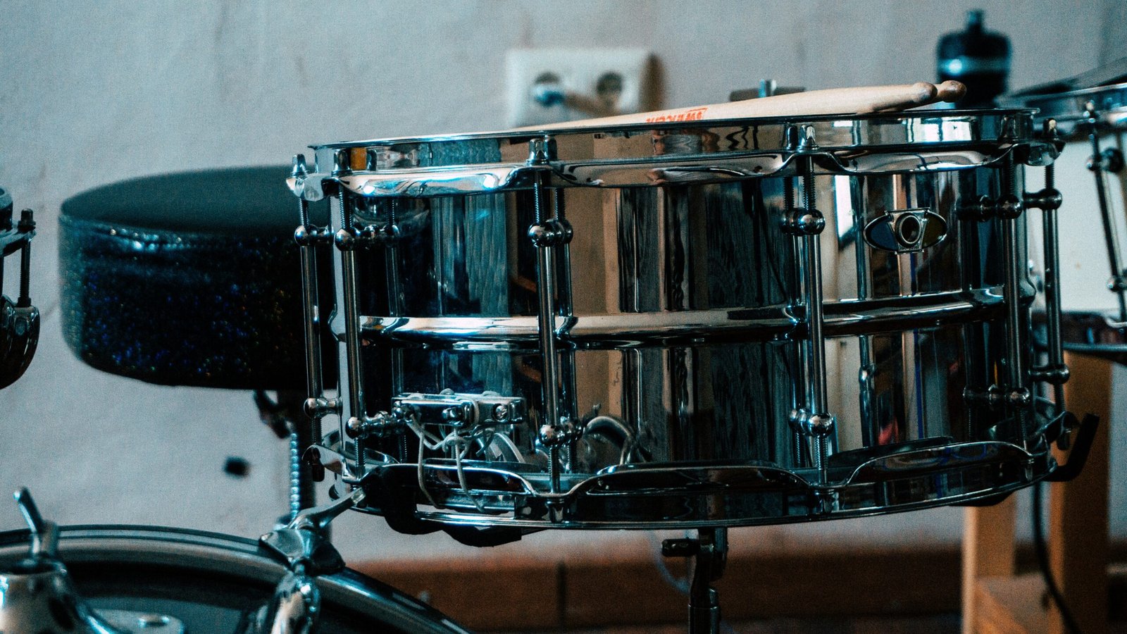 black and silver drum set